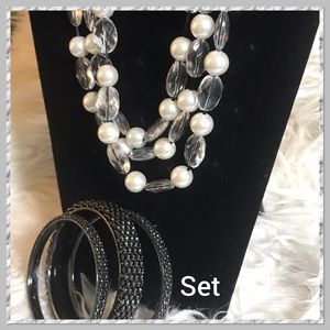Necklace and bracelet set